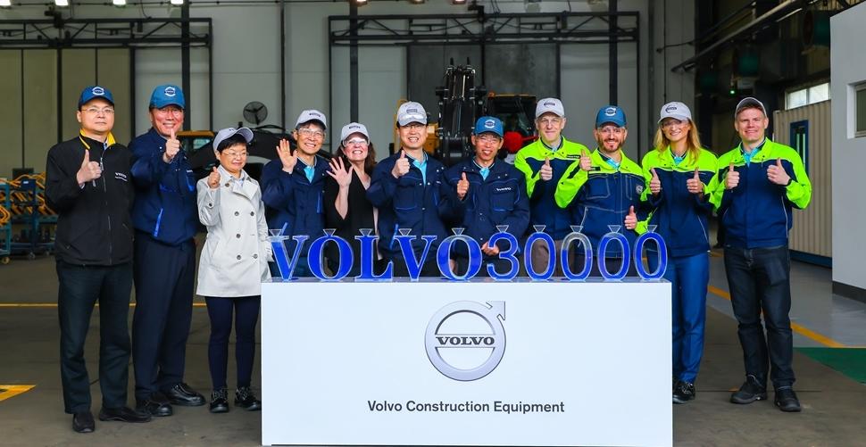 沃尔沃修建装备上海工场第30000台装备正式下线